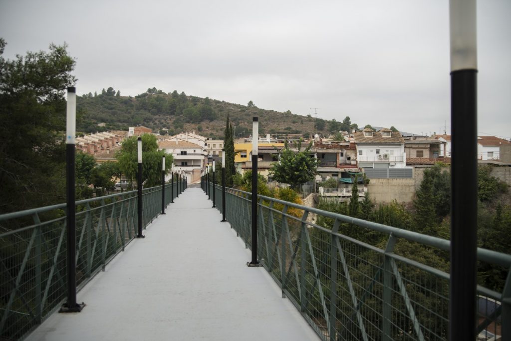 Xicotet pont sobre el riu Sellent situat en paratge natural en els exteriors del poble.