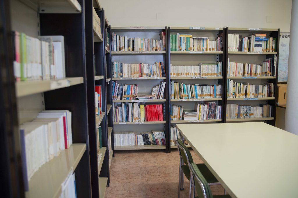 Estanteries de la biblioteca pública municipal de Sellent